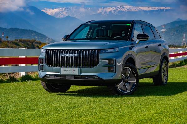 Mecánico revisando el motor de un automóvil