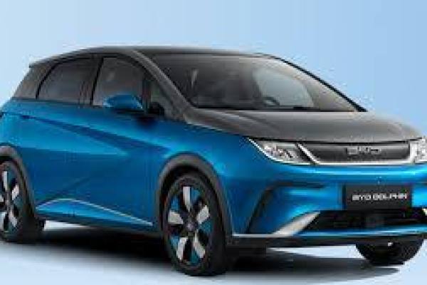 Mecánico revisando el motor de un automóvil