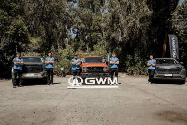 Mecánico revisando el motor de un automóvil