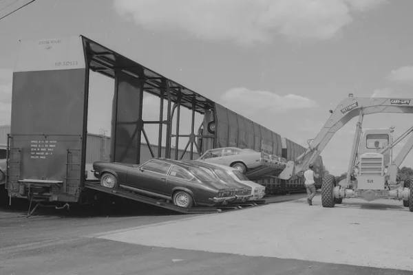 Mecánico revisando el motor de un automóvil
