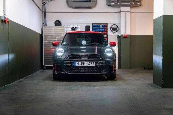 Mecánico revisando el motor de un automóvil