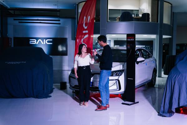 Mecánico revisando el motor de un automóvil