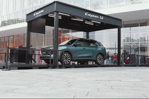 Mecánico revisando el motor de un automóvil