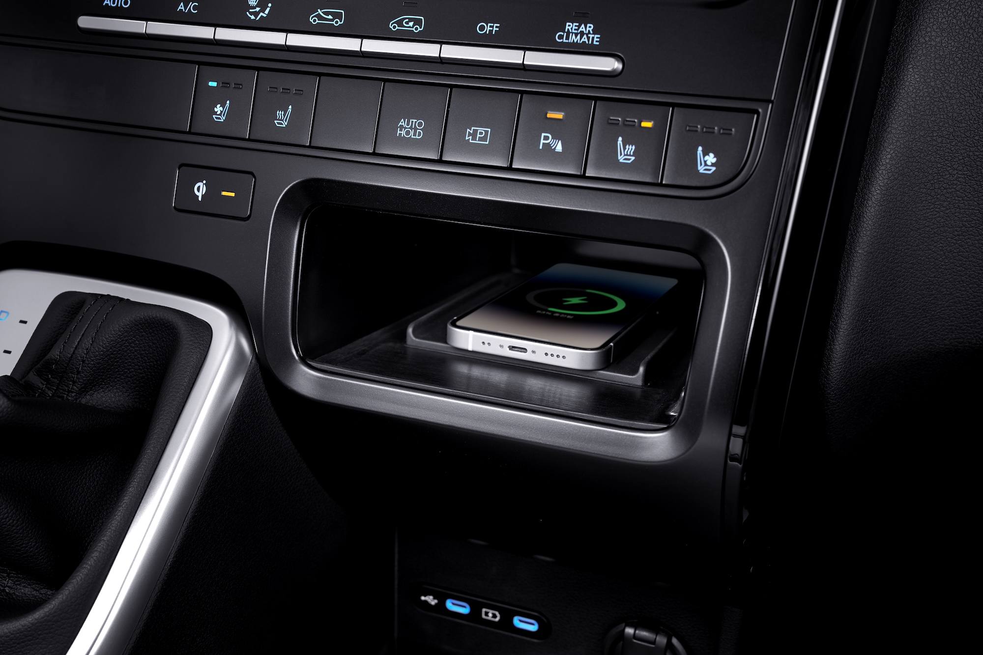 Hyundai Staria 2026 - cargador inalámbrico - Prensa