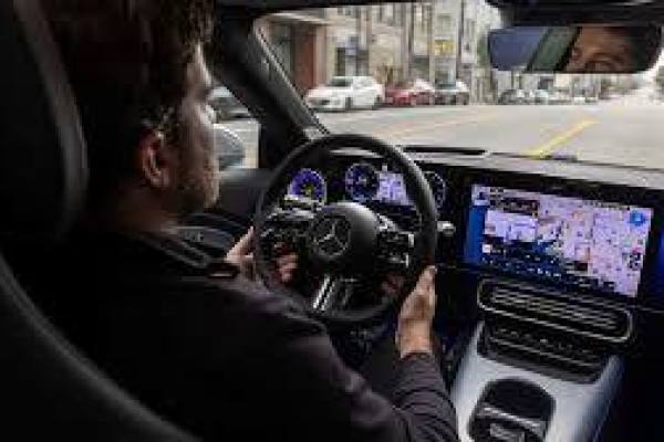 Mecánico revisando el motor de un automóvil