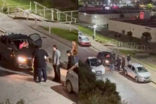Mecánico revisando el motor de un automóvil