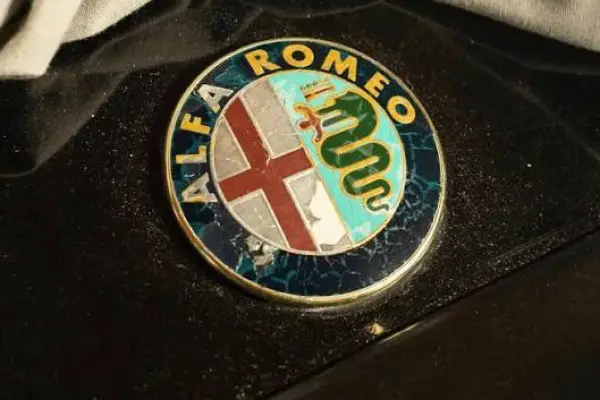 El significado del logo de Alfa Romeo: la historia detrás del escudo milanés