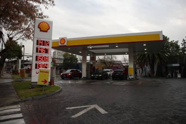 Mecánico revisando el motor de un automóvil