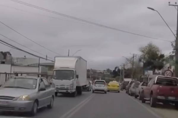 Mecánico revisando el motor de un automóvil