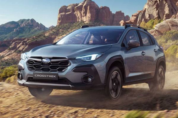 Mecánico revisando el motor de un automóvil