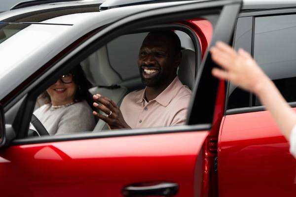 Mecánico revisando el motor de un automóvil