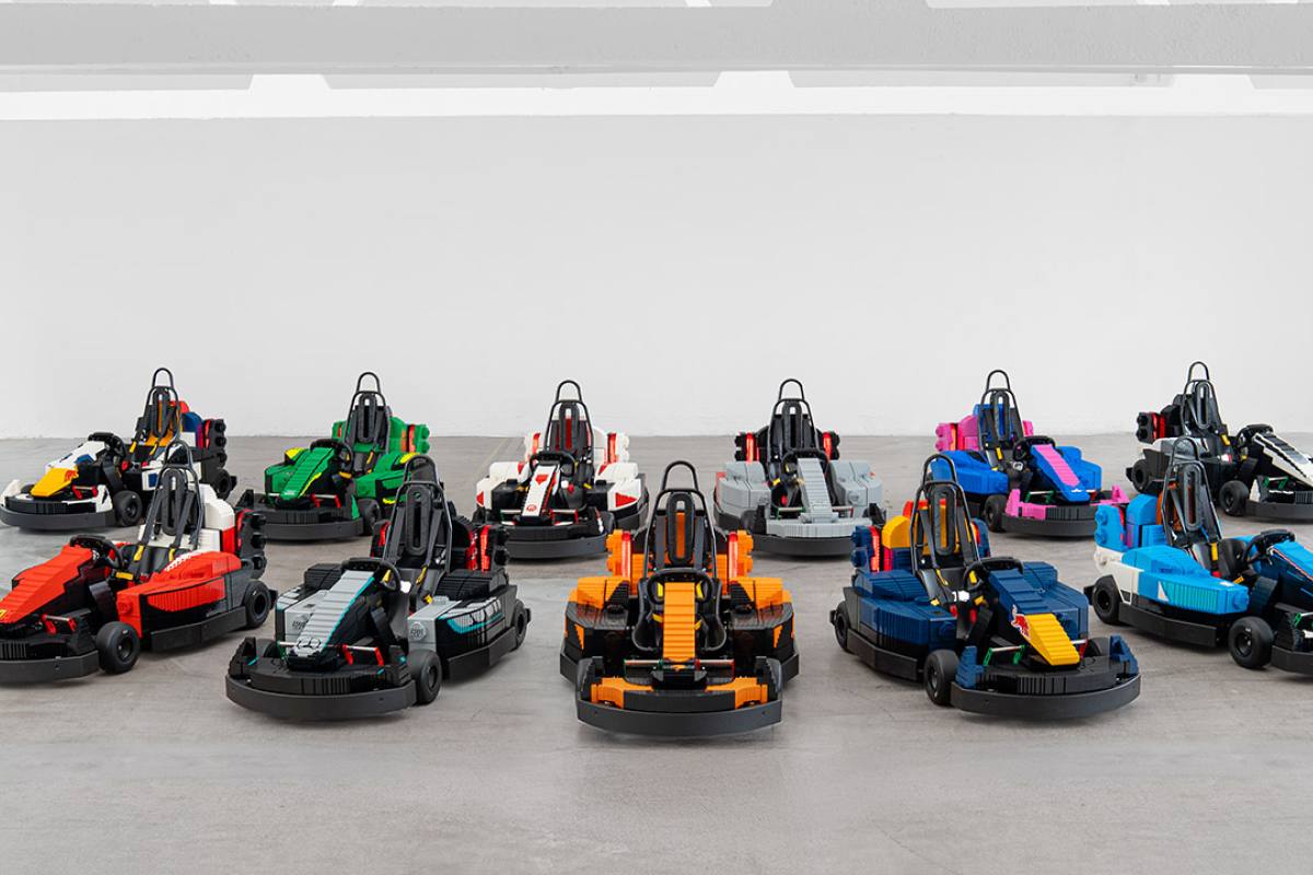 Alonso brilla en una surrealista carrera de LEGO en Silverstone ,LEGO