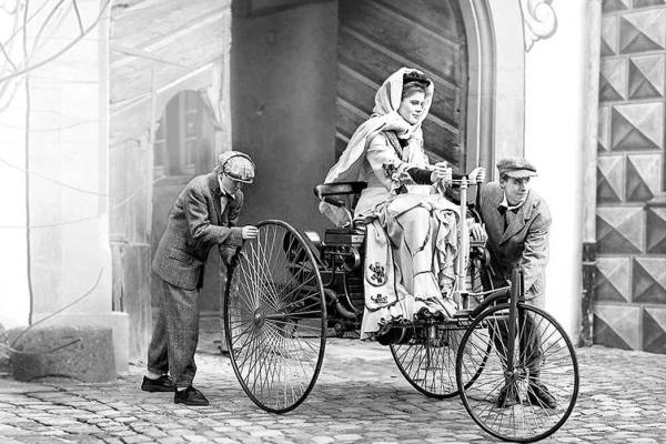 Mecánico revisando el motor de un automóvil
