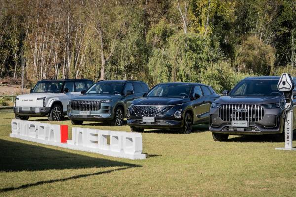 Mecánico revisando el motor de un automóvil
