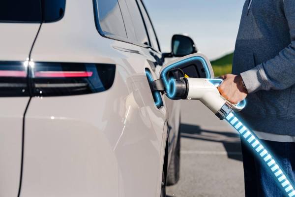 Mecánico revisando el motor de un automóvil