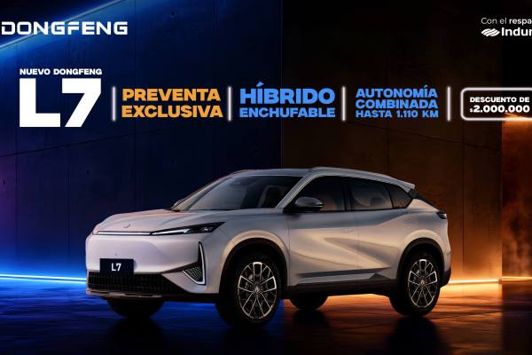 Mecánico revisando el motor de un automóvil
