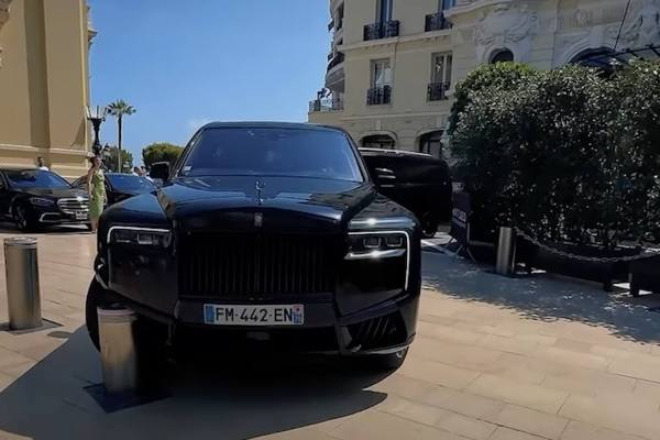 Mecánico revisando el motor de un automóvil