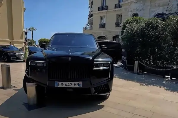 Elegancia sobre ruedas... aunque la suerte en el casino siempre es otra historia. ,instagram @thelensbook