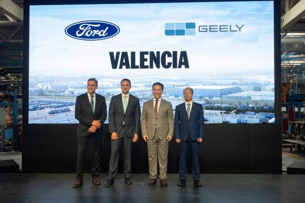 Mecánico revisando el motor de un automóvil