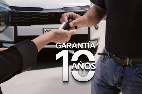 Mecánico revisando el motor de un automóvil