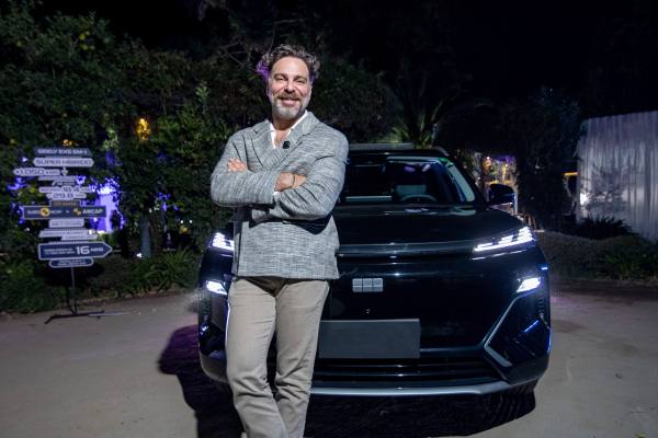 Mecánico revisando el motor de un automóvil