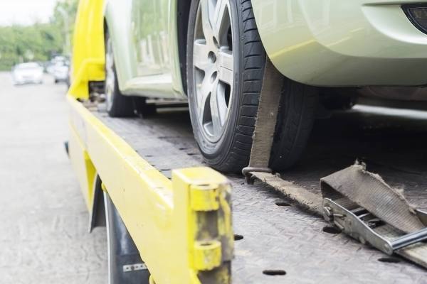Mecánico revisando el motor de un automóvil