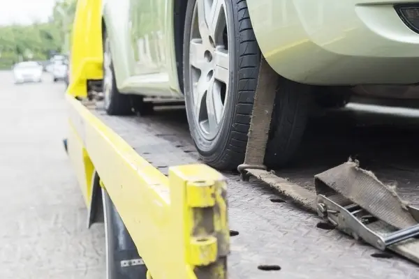 Adiós a las cuerdas: nueva normativa en Chile endurece el remolque de autos particulares
