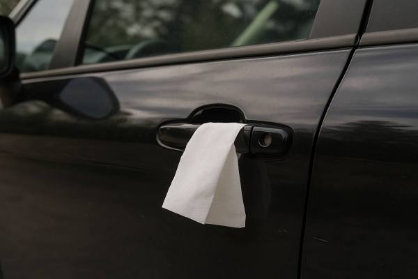 Mecánico revisando el motor de un automóvil