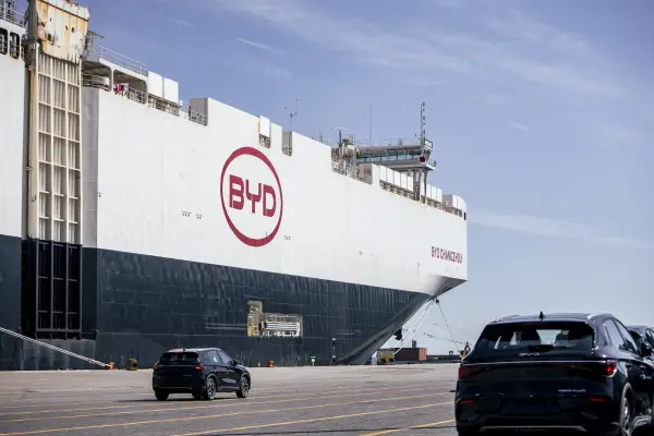 El mayor cargamento de autos eléctricos e híbridos de BYD llega a Chile con 1.918 unidades en un solo buque