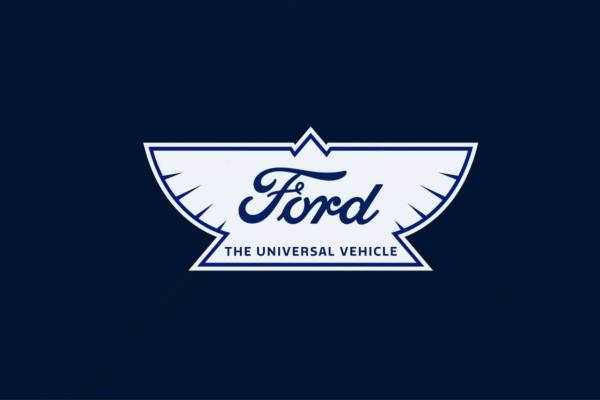 Mecánico revisando el motor de un automóvil