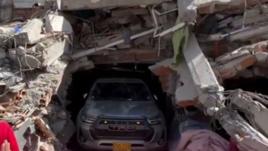 Un Toyota Hilux sale casi intacto de entre los escombros del terremoto de Colombia, motor.elpais.com