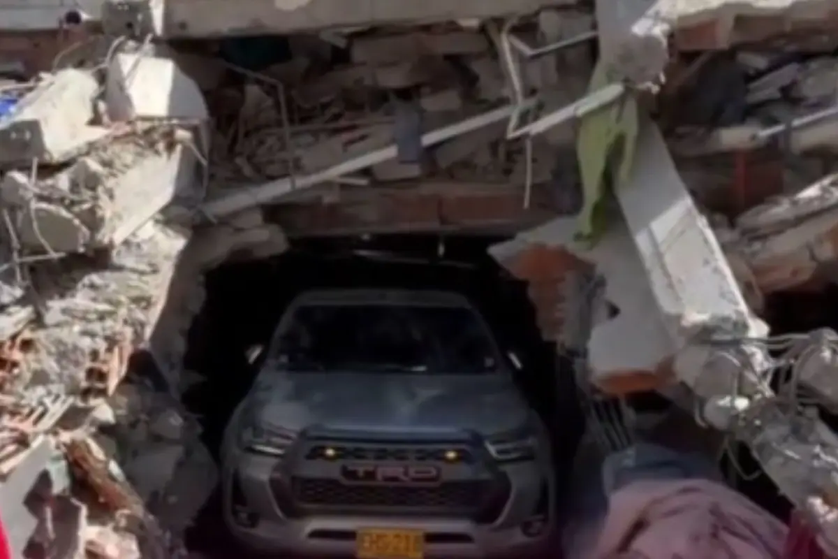 Auto rojo destacado en carretera