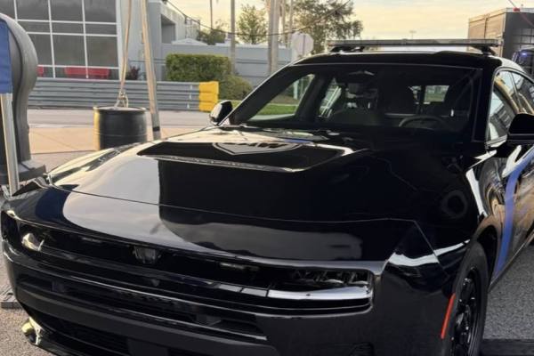 Mecánico revisando el motor de un automóvil