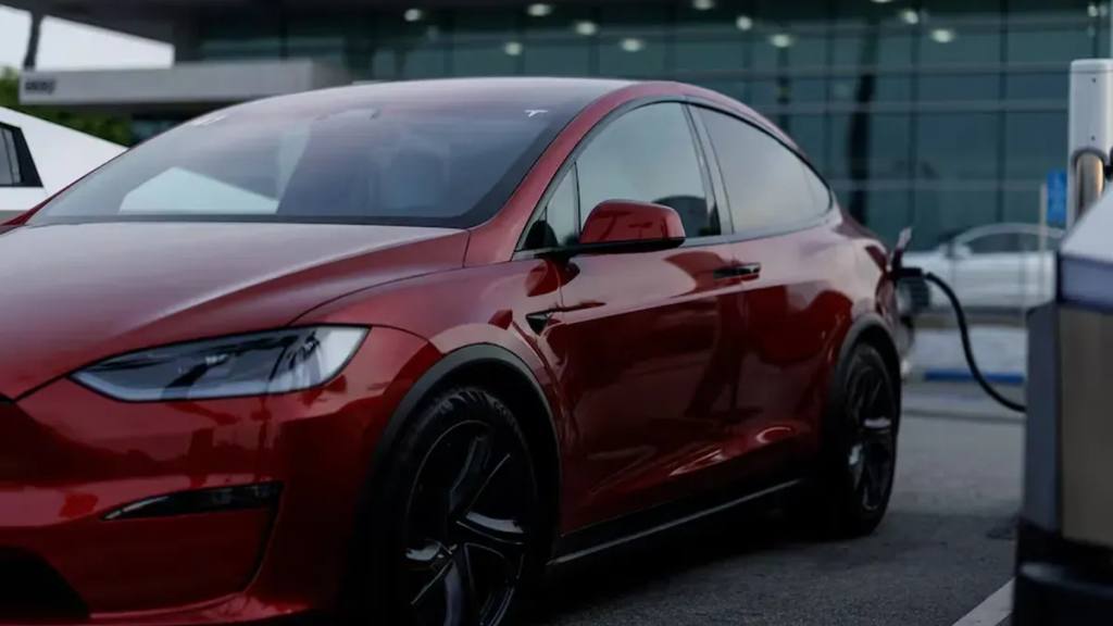NHTSA ordena a Tesla retirar 20.349 autos en EE.UU. por faros que deslumbran, media.c5n.com