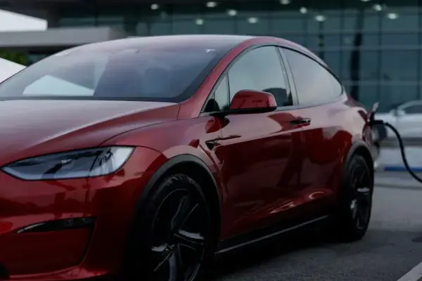 NHTSA ordena a Tesla retirar 20.349 autos en EE.UU. por faros que deslumbran ,media.c5n.com
