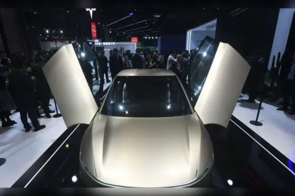Un robotaxi de Tesla choca en Austin y pone en duda la seguridad del Cybercab ,s.yimg.com