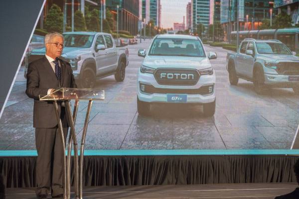 Mecánico revisando el motor de un automóvil