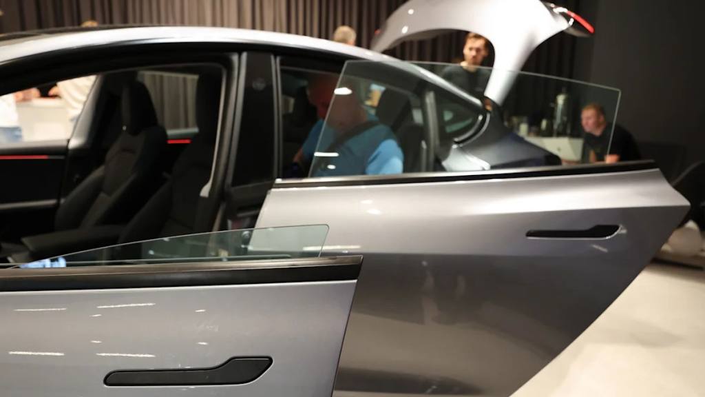 Tesla retira casi 3 millones de autos en China por puertas que pueden dejar atrapados a los ocupantes, s.yimg.com