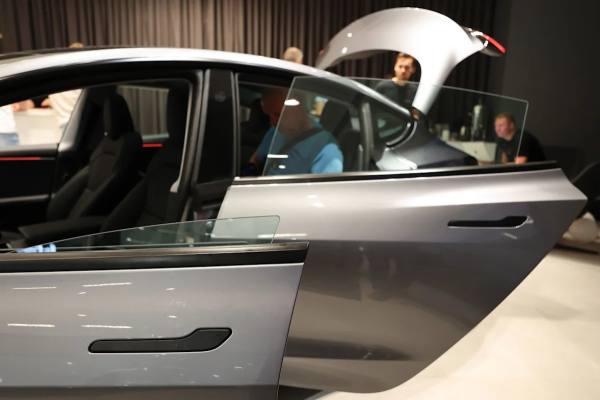 Mecánico revisando el motor de un automóvil