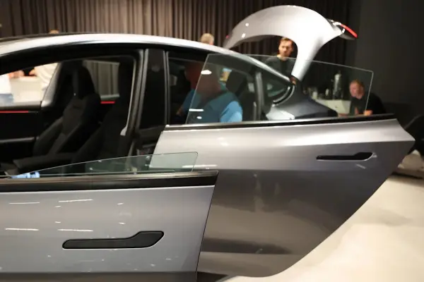 Tesla retira casi 3 millones de autos en China por puertas que pueden dejar atrapados a los ocupantes ,s.yimg.com