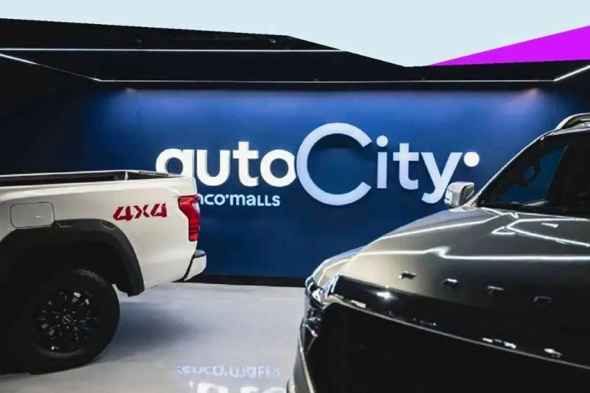 Auto rojo destacado en carretera