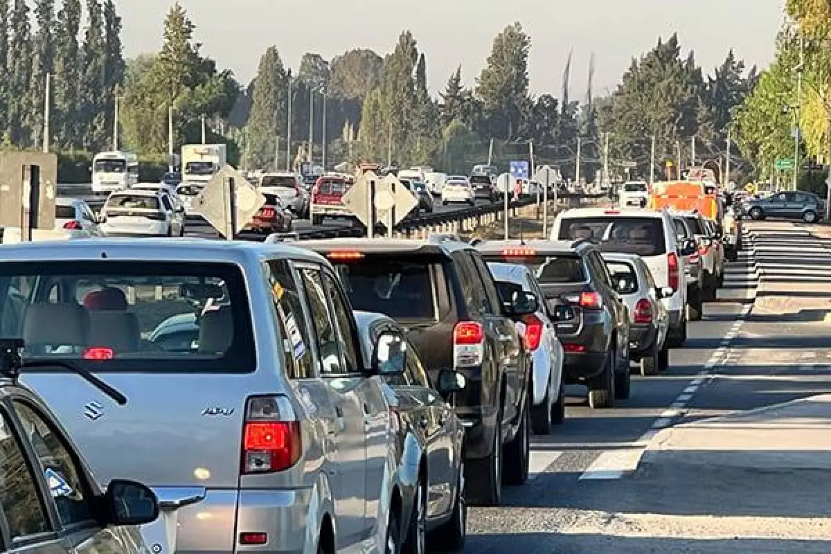 Auto rojo destacado en carretera