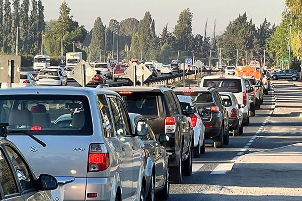 Mecánico revisando el motor de un automóvil