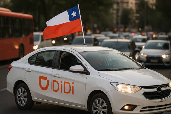 Mecánico revisando el motor de un automóvil