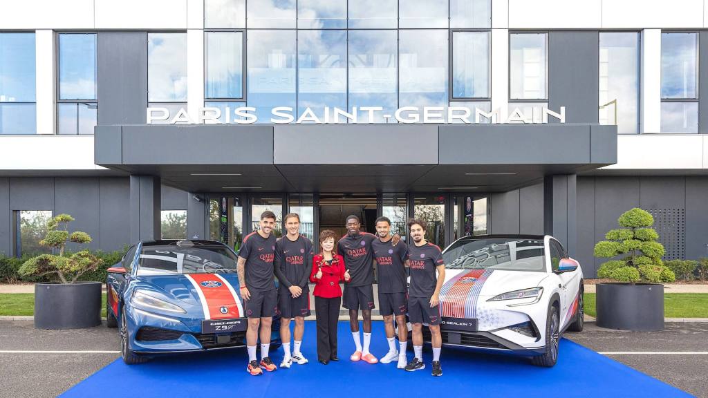  Stella Li con los jugadores del Paris Saint-Germain., Prensa