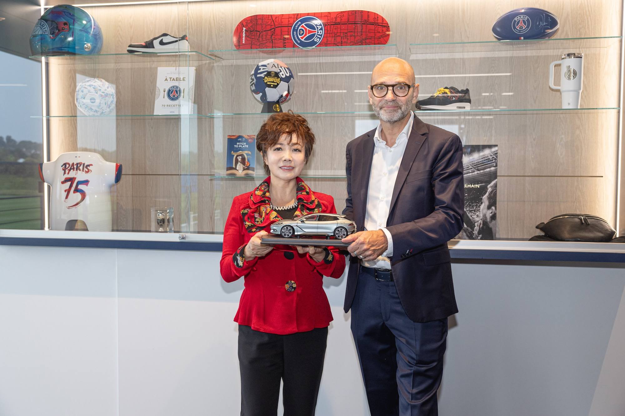 Stella Li y Victoriano Melero, director general del Paris Saint-Germain - Prensa