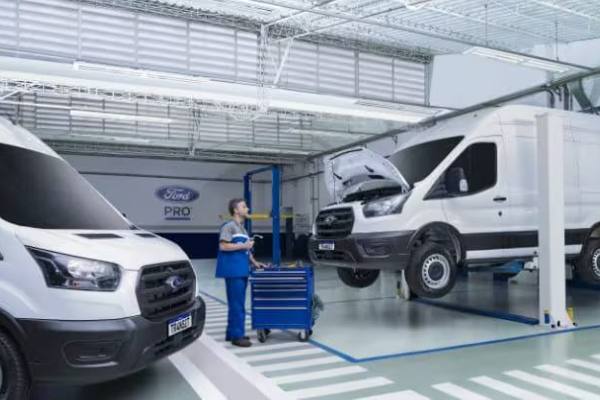 Mecánico revisando el motor de un automóvil
