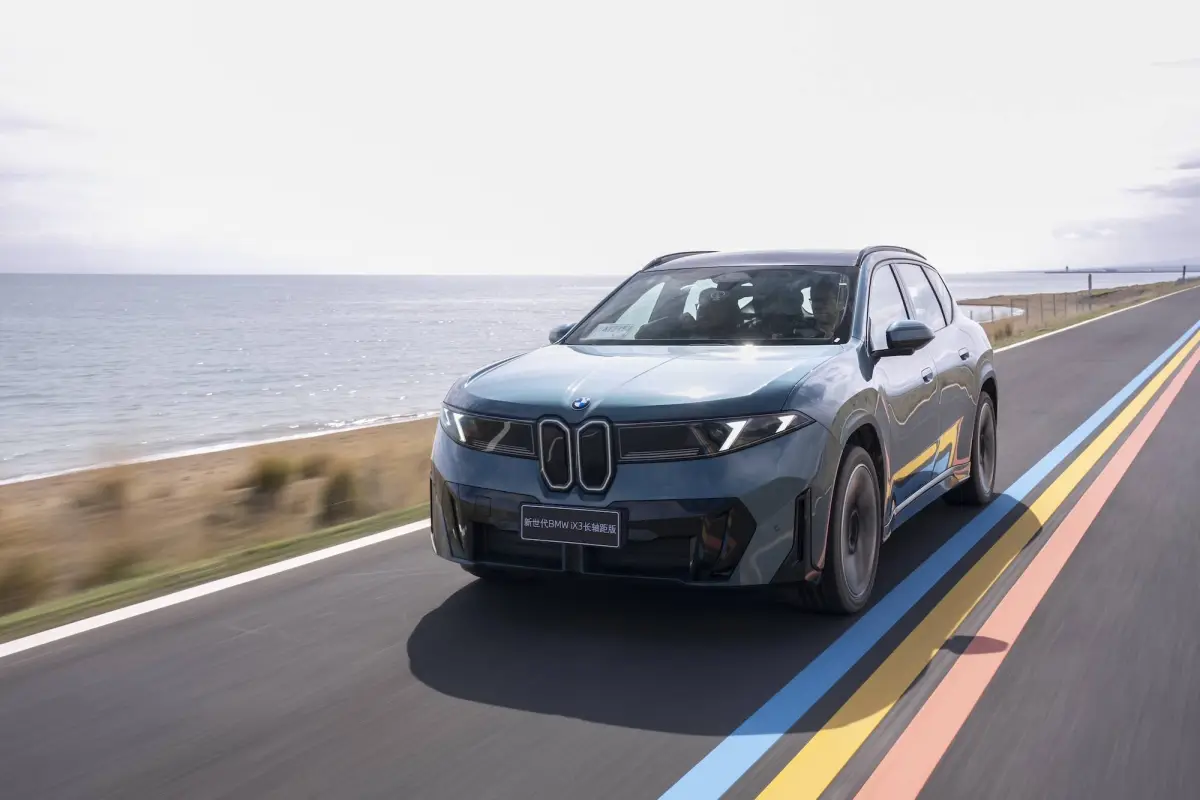 Auto rojo destacado en carretera