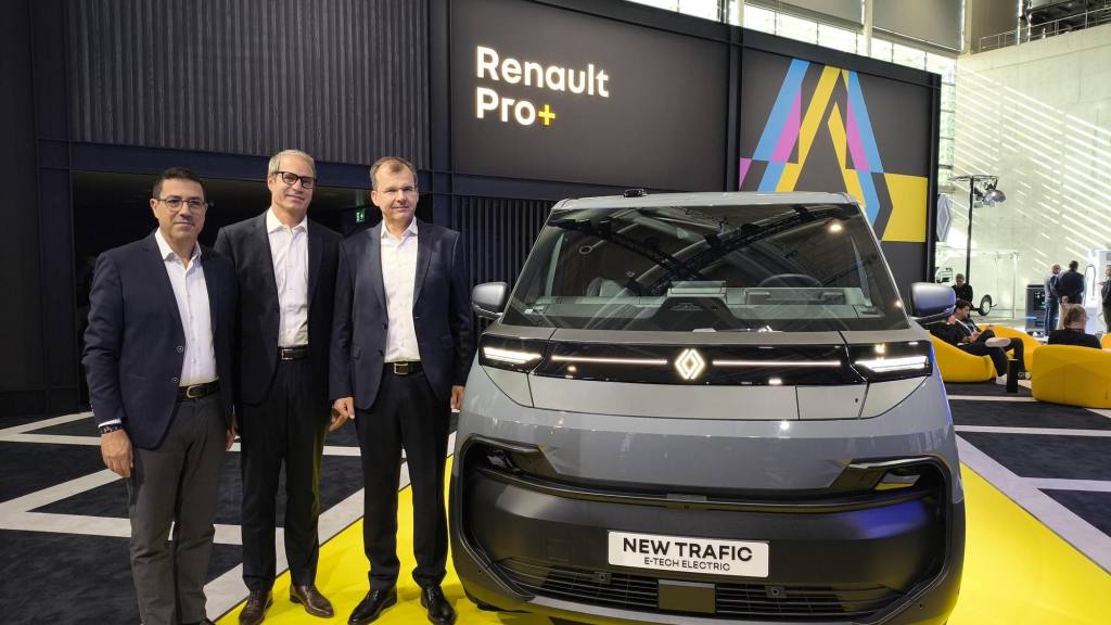 Renault lanza la Trafic Van E-Tech: hasta 690 km urbanos y 280 km recuperados en 20 minutos, estaticos-cdn.prensaiberica.es