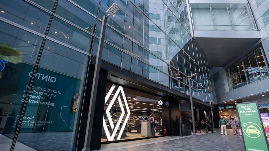 Renault estrena rnlt, su tienda sin vocales en Cenco Costanera, Renault